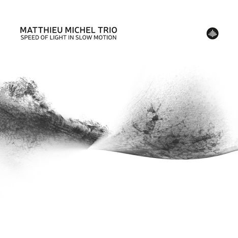"MATTHIEU MICHEL TRIO", "SPEED OF LIGHT IN SLOW MOTION". Oben rechts ein rundes Logo. Schwarze Pinselstriche auf Weiß.
