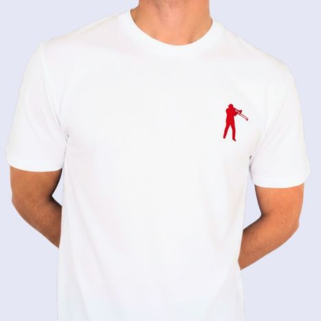 Ein weißes T-Shirt mit einem roten Logo: eine stilisierte Figur, die Posaune spielt, auf der Brust links.
