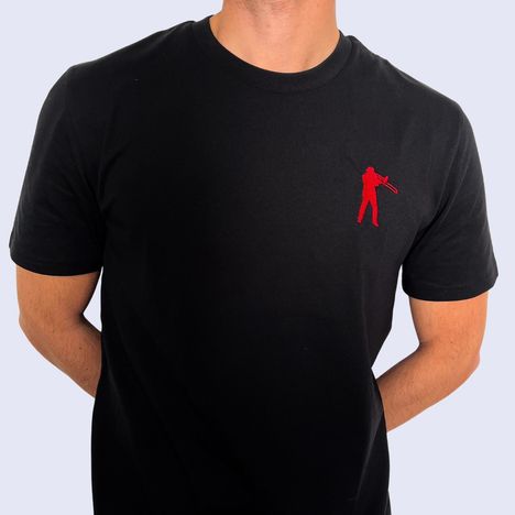 Keine Texte vorhanden. Eine Person trägt ein schwarzes T-Shirt mit einem kleinen, roten Trompeter-Logo auf der Brust.