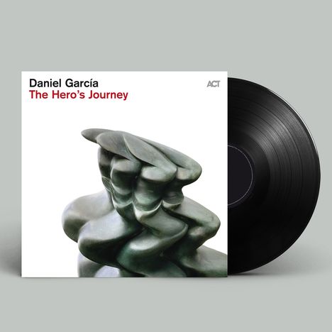 Text: "Daniel García The Hero’s Journey" und "ACT". Skulptur mit verschlungenen Figuren, Plattenhülle rechts daneben.