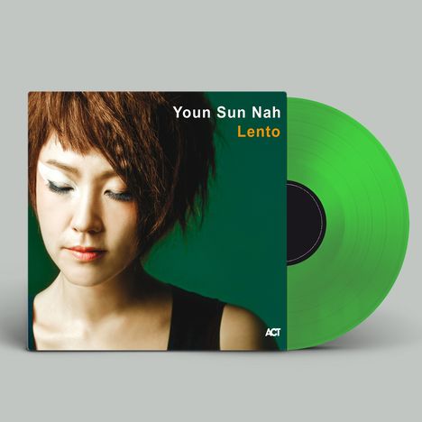 "Youn Sun Nah - Lento". Die Frau hat kurzes braunes Haar, geschlossene Augen, ein grünes Cover und eine grüne Platte.