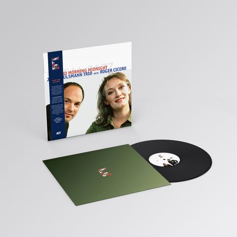 "Good Morning Midnight" steht auf dem weißen Albumcover über Porträts einer Frau und eines Mannes. Schwarze Vinyl-Schallplatte daneben.