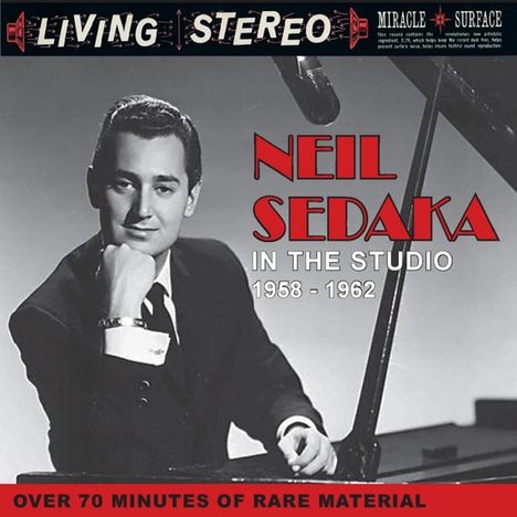 "NEIL SEDAKA IN THE STUDIO 1958-1962. OVER 70 MINUTES OF RARE MATERIAL." Schwarz-weißes Bild von Mann am Klavier.