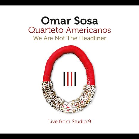 "Omar Sosa Quarteto Americanos We Are Not The Headliner Live from Studio 9." Ein dekorativer, halskettenartiger Kranz.