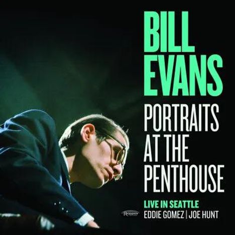 "Bill Evans: Portraits at the Penthouse" und "Live in Seattle". Ein Musiker am Klavier, in intensivem Licht.