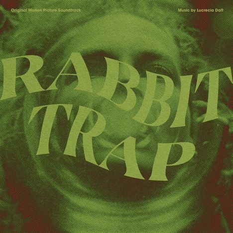 Text: "RABBIT TRAP", "Original Motion Picture Soundtrack", "Music by Lucrecia Dalt". Ein stilisiertes grünes Gesicht im Hintergrund.