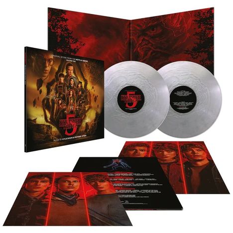"Stranger Things 5" auf zwei transparenten Vinyls, umgeben von illustrierten Covern mit Seriencharakteren und roten Akzenten.