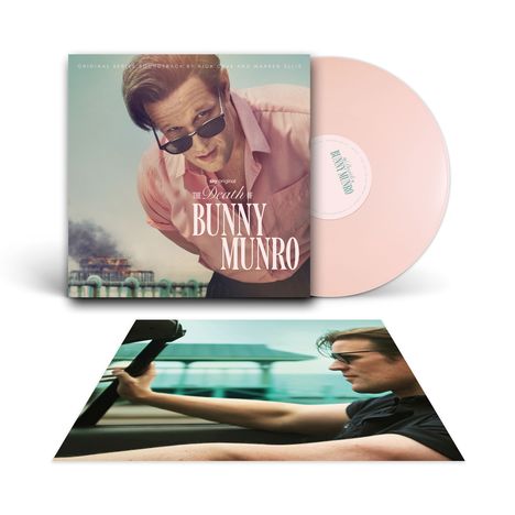 Der Text „The Death of Bunny Munro“. Ein Mann im rosa Hemd beugt sich vor; daneben eine rosa Schallplatte und Foto.