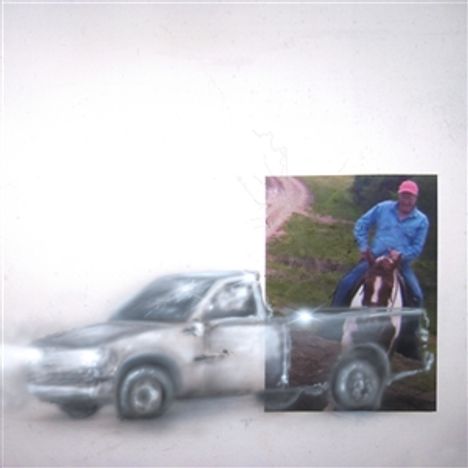 Ein unscharfer Pickup fährt dynamisch. Daneben ein Farbfoto eines Mannes auf einem Pferd, entspannte ländliche Szene.
