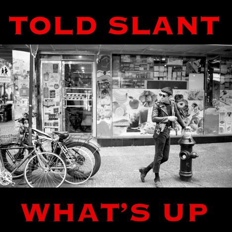 Die Worte "TOLD SLANT" und "WHAT’S UP" in roter Schrift. Schwarz-Weiß-Foto: Person in Lederjacke neben Fahrrädern.