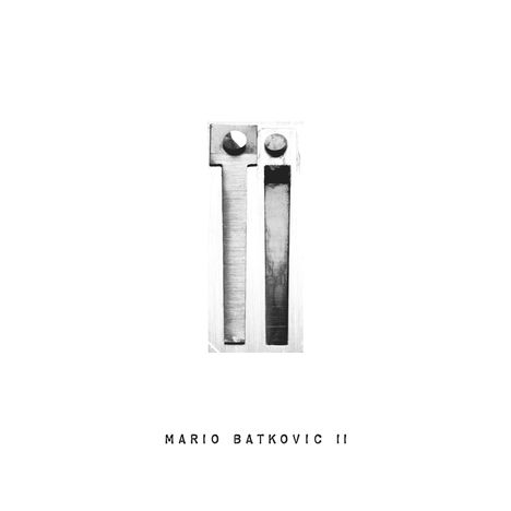 "MARIO BATKOVIC II" steht unter zwei metallischen Formen. Schlichtes, minimalistisches Design auf weißem Hintergrund.