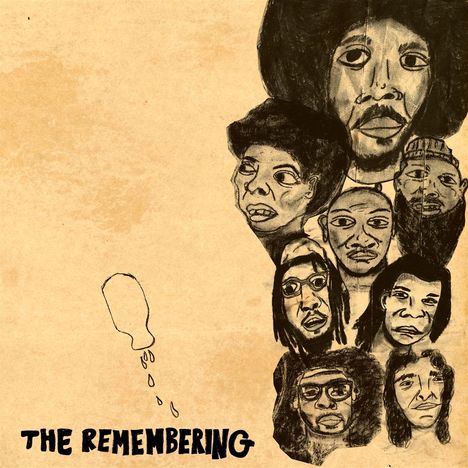 "The Remembering" steht unten links. Eine Zeichnung zeigt mehrere schwarz-weiße Gesichter in verschiedenen Größen.