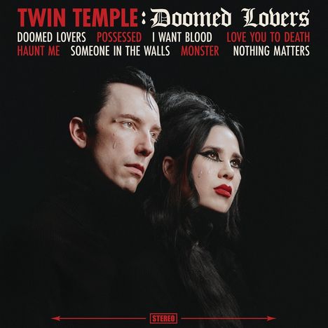 "TWIN TEMPLE: Doomed Lovers" steht oben, gefolgt von Songtiteln. Zwei Personen sind in dunkler Kleidung und Makeup dargestellt.