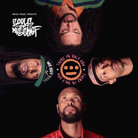 "There Is Only Now" steht um ein lächelndes Logo. Vier Männer umrahmen das Logo, jeweils von einer anderen Seite blickend.