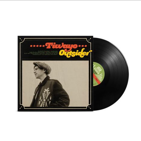 „Tiwayo Outsider“ steht in roter und gelber Schrift. Darunter ist ein Mann mit Mütze und Jacke abgebildet. Eine Vinyl-Schallplatte ist sichtbar.