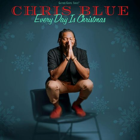 "Chris Blue: Every Day Is Christmas" in großen Buchstaben. Ein Mann sitzt betend auf einem Stuhl, dunkelblauer Hintergrund.