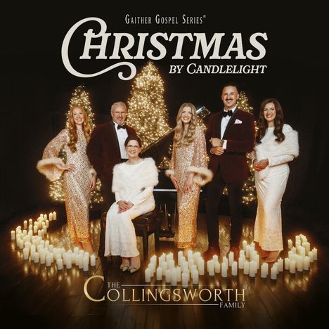 „Christmas by Candlelight“. Fünf elegant gekleidete Menschen, umgeben von Kerzen und leuchtenden Bäumen.
