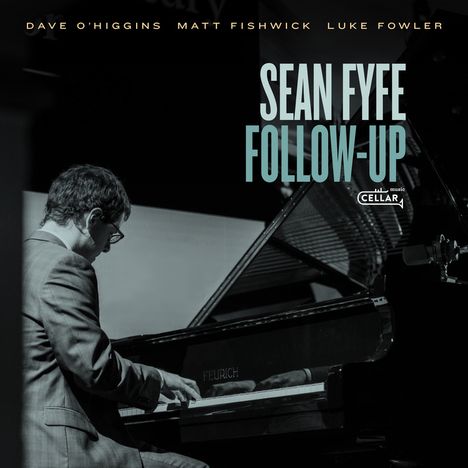"Sean Fyfe Follow-Up" in großem Text. Schwarz-weißes Foto eines Mannes, der Klavier spielt.