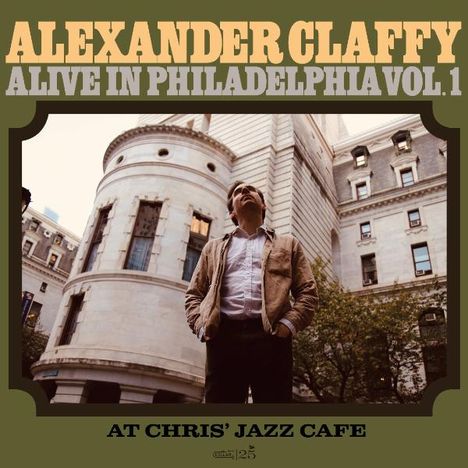 „Alexander Claffy Alive in Philadelphia Vol. 1. At Chris' Jazz Cafe“. Mann steht vor einem historischen Gebäude.