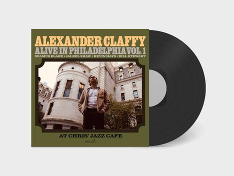 „ALEXANDER CLAFFY ALIVE IN PHILADELPHIA VOL. 1“, ein Mann steht vor einem historischen Gebäude.