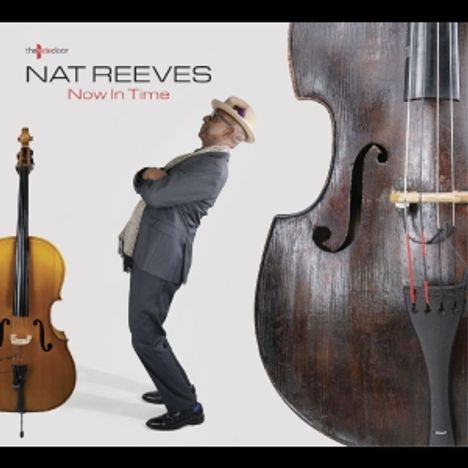 „Nat Reeves Now In Time“ steht in moderner Schrift. Ein Mann lehnt zurück, umgeben von großen Streichinstrumenten.