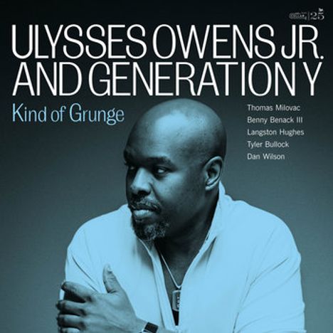 Titel: Ulysses Owens Jr. and Generation Y, Kind of Grunge. Namen: Thomas Milovac, Benny Benack III, Langston Hughes. Mann in Blau.