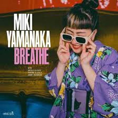 Text: "MIKI YAMANAKA BREATHE". Frau in lila Kimono hält Sonnenbrille, lächelnd.