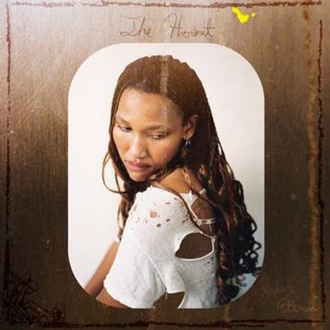 „The Hours“. Eine Frau mit langen Haaren, die nachdenklich zur Seite blickt, trägt ein zerlöchertes weißes Shirt.