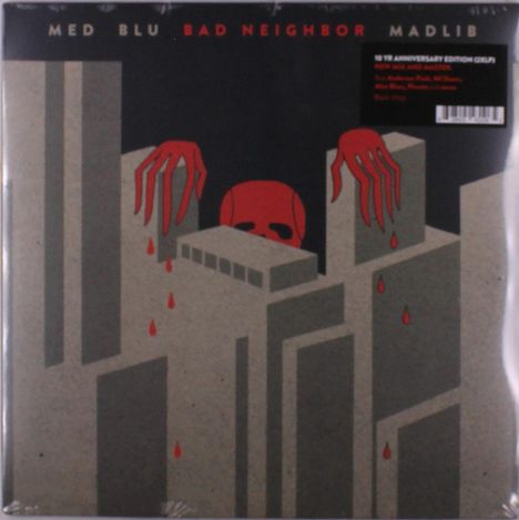 "MED BLU BAD NEIGHBOR MADLIB." Ein roter Schädel und Hände greifen über graue Gebäude. Rote Tropfen fallen herab.