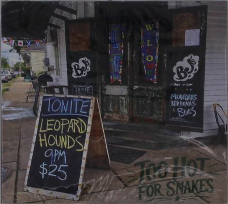 "WELCOME", "TONITE LEOPARD HOUNDS 9PM $25", "MONDAYS RED BEANS BLUES", diverse Flaggen, rustikaler Eingangsbereich.