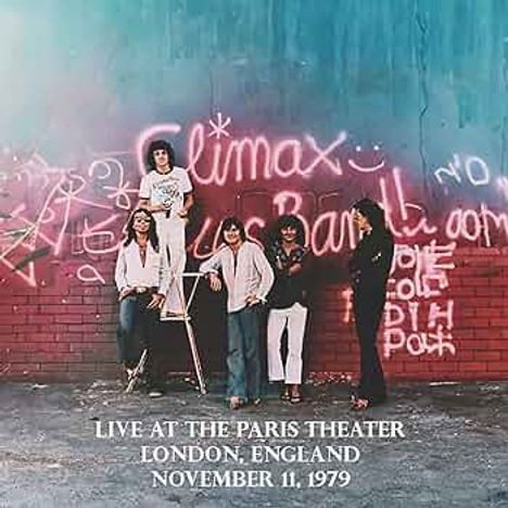 LIVE AT THE PARIS THEATER LONDON, ENGLAND NOVEMBER 11, 1979. Fünf Personen posieren vor einer Backsteinwand mit Neonaufschrift.