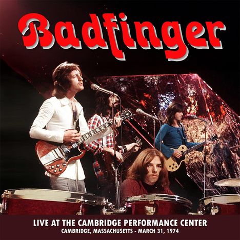 "Badfinger" in roter Schrift oben. Unten: "Live at the Cambridge Performance Center, 31. März 1974." Musiker auf der Bühne.