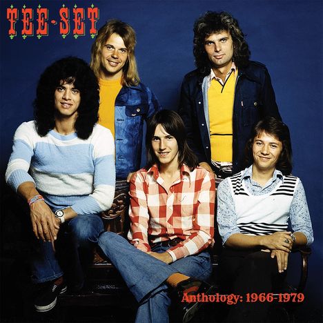 Tee-Set, Anthology: 1966-1979. Fünf Männer in bunter Kleidung sitzen und stehen vor einem blauen Hintergrund.