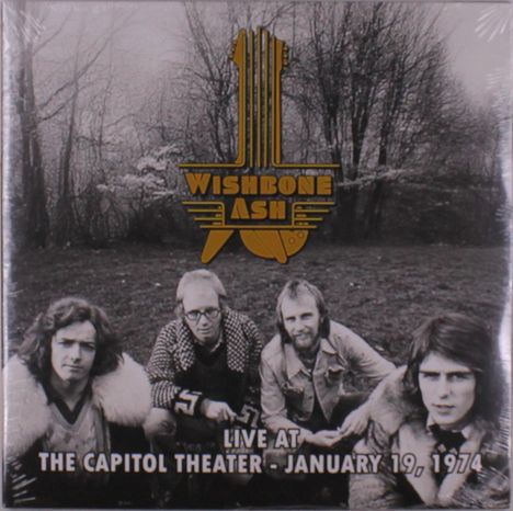 "WISHBONE ASH" steht über einem Gitarren-Logo. Darunter: "LIVE AT THE CAPITOL THEATER - JANUARY 19, 1974". Vier Männer im Freien.