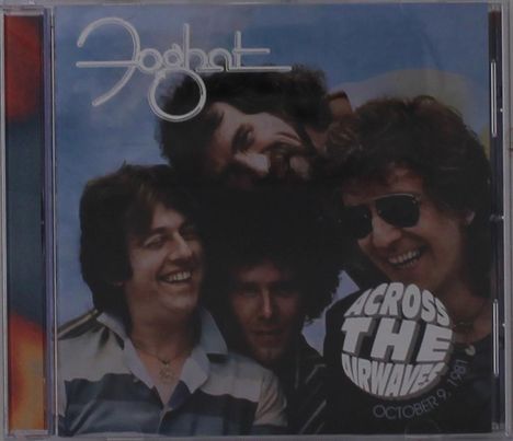"Foghat" und "ACROSS THE AIRWAVES, OCTOBER 9, 1981". Vier lächelnde Männer mit Sonnenbrillen vor einem Himmelshintergrund.