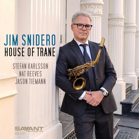 "Jim Snidero House of Trane. Stefan Karlsson, Nat Reeves, Jason Tiemann." Mann mit Saxophon vor Säulen.