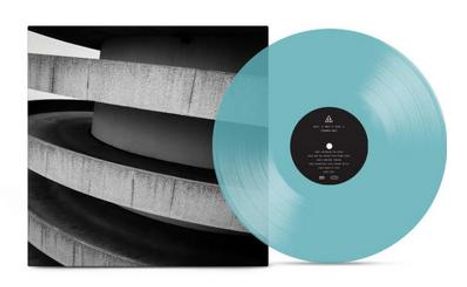 Der Text auf dem Schallplattenlabel nennt Titel und Interpreten. Eine blaue Schallplatte liegt vor einem schwarz-weißen Cover.