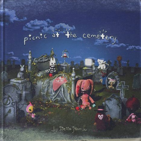 Text: "picnic at the cemetery". Plüschtiere und Spielzeug auf einem Friedhof, dunkler Himmel, gruselige Atmosphäre.