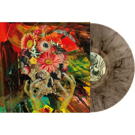 Keine erkennbaren Texte. Ein Gemälde zeigt einen Totenkopf mit bunten Blumen und Schlangenleibern, daneben eine Vinyl-Schallplatte.