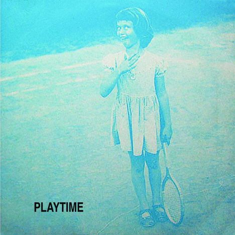 Text "PLAYTIME". Ein Mädchen in einem Kleid hält einen Tennisschläger und lächelt, alles in bläulichen Tönen.