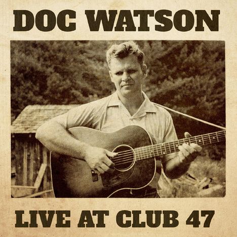 "Doc Watson Live at Club 47" steht über einem sepiafarbenen Foto eines Mannes mit Gitarre im Freien.