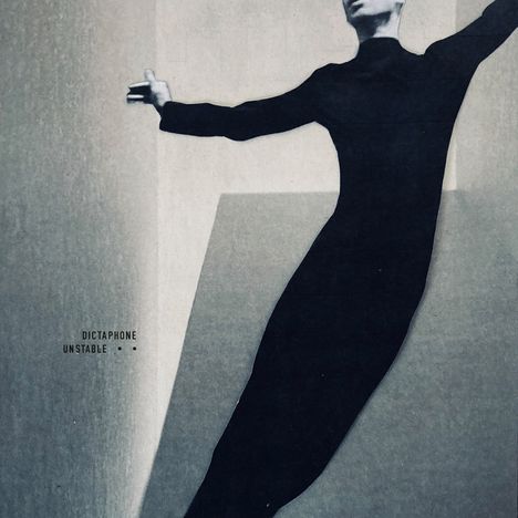 Text: "DICTAPHONE UNSTABLE". Schwarz-weißes Bild von einer Person in einem engen, dunklen Outfit, die sich seitlich neigt.