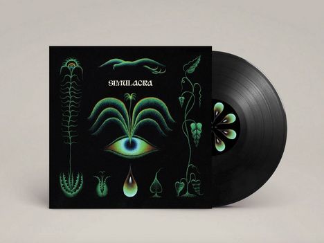 Text "SIMULACRA" in der Mitte. Umgeben von surrealen, pflanzenähnlichen Formen. Schwarze Schallplatte im Hintergrund.