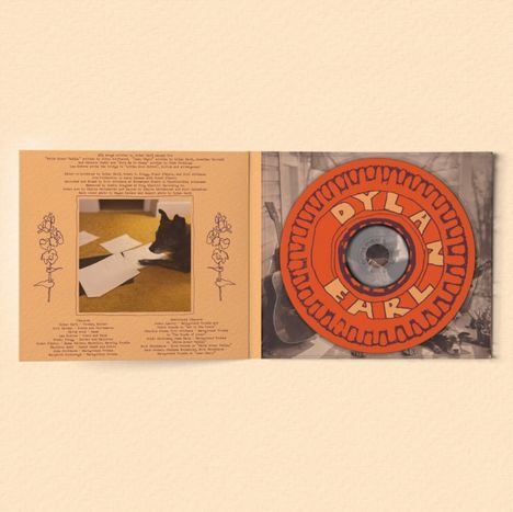 "Dylan Earl" steht in großen, runden Buchstaben auf der CD. Links sind Texte und eine Zeichnung von Blumen, daneben ein Hund.