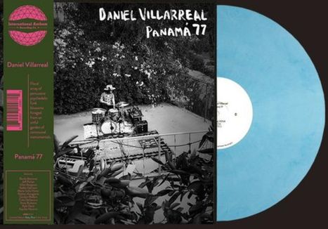 "Daniel Villarreal Panamá 77." Schwarzes Cover mit Trommler vor Büschen. Links pinkes Logo und Text auf grünem Band.