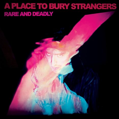 "A Place to Bury Strangers" und "Rare and Deadly" in rosa Schrift. Mystische Illustration einer Person mit verschwommenen Farben.
