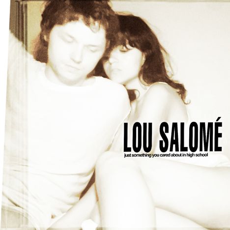 "LOU SALOMÉ" und "just something you cared about in high school". Zwei Menschen sitzen eng beieinander.