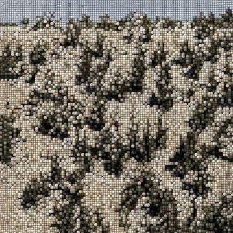 Unleserlicher Text, Mosaik-Illusion; verschwommene Büsche im Hintergrund, körnige Pixelstruktur.