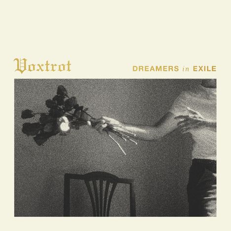 "Voxtrot", "Dreamers in Exile". Sepia-Ton, ein Arm reicht einen Blumenstrauß, leere Stuhllehne.
