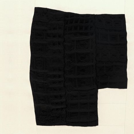 Ein schwarzes, strukturiertes rechteckiges Muster auf einem hellen Hintergrund, ähnlich einem gewebten Gewebe oder Textil.